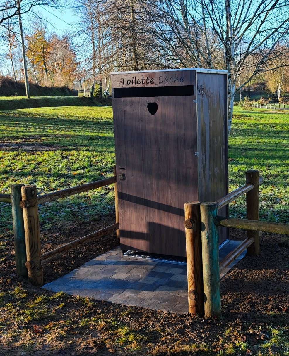 cabane toilettes au fond du jardin